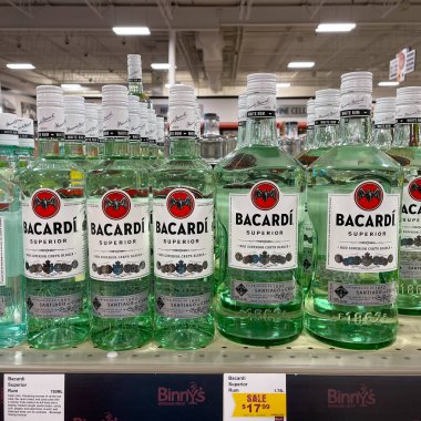 Springfield, IL USA - 23 Eylül 2021: Springfield, Illinois 'deki Binney içki dükkanında arka planda bir şişe Bacardi Rum Superior sergisi.