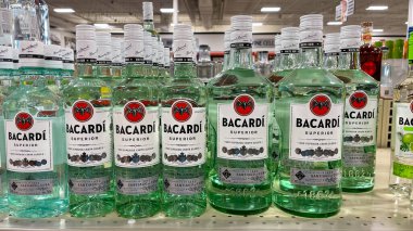 Springfield, IL USA - 23 Eylül 2021: Springfield, Illinois 'deki Binney içki dükkanında arka planda bir şişe Bacardi Rum Superior sergisi.