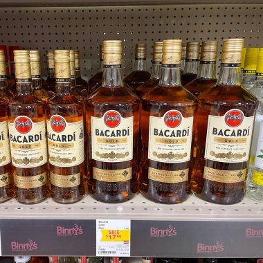 Springfield, IL USA - 23 Eylül 2021: Springfield, Illinois 'deki bir Binney içki dükkanında arka plan bokeh ile Bacardi Gold Rum sergisi.