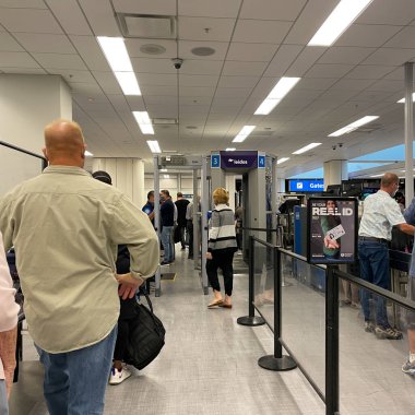 Orlando, FL USA - 23 Eylül 2021: Orlando Uluslararası Havalimanı MCO 'daki güvenlik sınırında yürüyen insanlar.