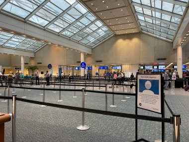 Orlando, FL USA - 23 Eylül 2021: Orlando Uluslararası Havalimanı MCO 'daki güvenlik sınırında yürüyen insanlar.