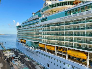 Nassau Bahamas - 15 Eylül 2021: Nassau, Bahamalar 'daki Kraliyet Karayip Gemi Özgürlüğü.