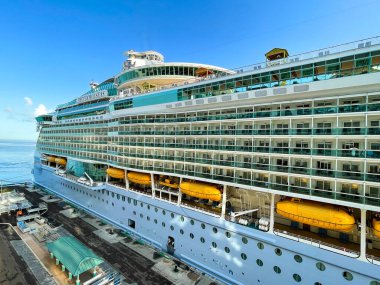 Nassau Bahamas - 15 Eylül 2021: Nassau, Bahamalar 'daki Kraliyet Karayip Gemi Özgürlüğü.