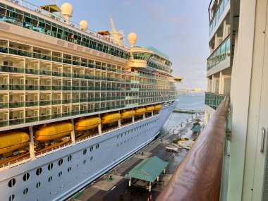 Nassau Bahamas - 15 Eylül 2021: Nassau, Bahamalar 'daki Kraliyet Karayip Gemi Özgürlüğü.