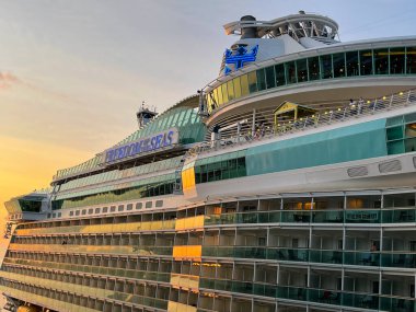 Nassau Bahamas - 15 Eylül 2021: Nassau, Bahamalar 'daki Kraliyet Karayip Gemi Özgürlüğü.