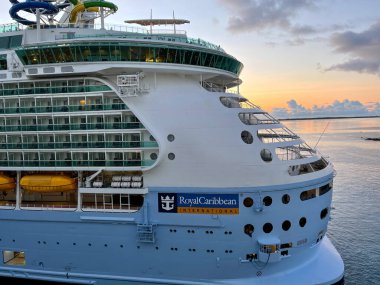 Nassau Bahamas - 15 Eylül 2021: Nassau, Bahamalar 'daki Kraliyet Karayip Gemi Özgürlüğü.