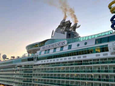 Nassau Bahamas - 15 Eylül 2021: Nassau, Bahamalar 'daki Kraliyet Karayip Gemi Özgürlüğü.