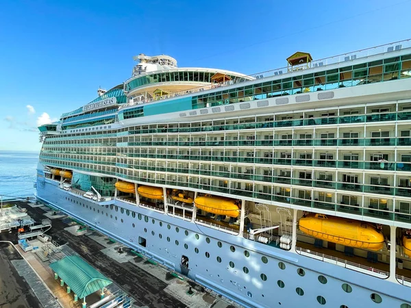 Nassau Bahamas - 15 Eylül 2021: Nassau, Bahamalar 'daki Kraliyet Karayip Gemi Özgürlüğü.