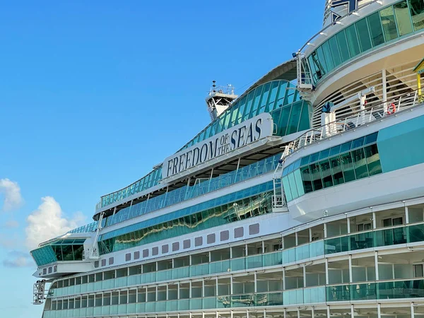 Nassau Bahamas - 15 Eylül 2021: Nassau, Bahamalar 'daki Kraliyet Karayip Gemi Özgürlüğü.