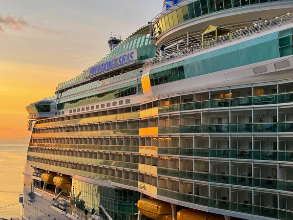 Nassau Bahamas - 15 Eylül 2021: Nassau, Bahamalar 'daki Kraliyet Karayip Gemi Özgürlüğü.