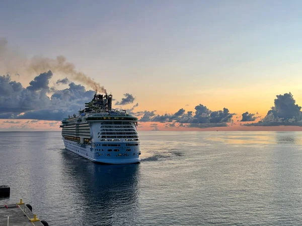 Nassau Bahamas - 15 Eylül 2021: Nassau, Bahamalar 'daki Kraliyet Karayip Gemi Özgürlüğü.