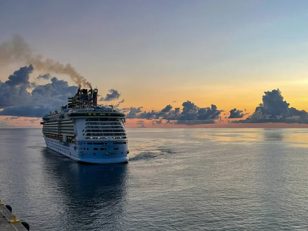 Nassau Bahamas - 15 Eylül 2021: Nassau, Bahamalar 'daki Kraliyet Karayip Gemi Özgürlüğü.