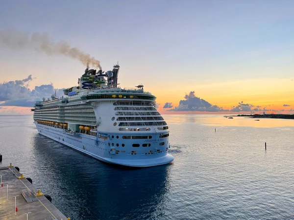 Nassau Bahamas - 15 Eylül 2021: Nassau, Bahamalar 'daki Kraliyet Karayip Gemi Özgürlüğü.