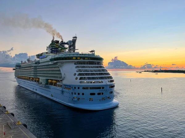 Nassau Bahamas - 15 Eylül 2021: Nassau, Bahamalar 'daki Kraliyet Karayip Gemi Özgürlüğü.