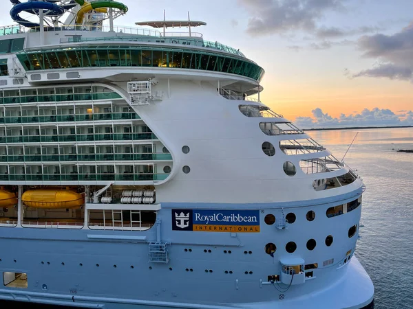 Nassau Bahamas - 15 Eylül 2021: Nassau, Bahamalar 'daki Kraliyet Karayip Gemi Özgürlüğü.