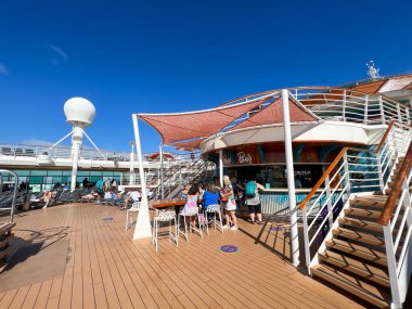 Orlando, FL USA-6 Aralık 2021: Royal Caribbean RCL yolcu gemisi Independence of the Sea in Port Canaveral, Florida.