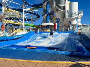 Orlando, FL USA - 6 Aralık 2021: The Flowrider area in the Royal Caribbean RCL Independence of the Seas Cruise Ship.