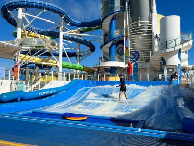Orlando, FL USA - 6 Aralık 2021: The Flowrider area in the Royal Caribbean RCL Independence of the Seas Cruise Ship.