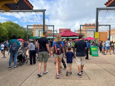 Tampa, FL USA - 11 Kasım 2021 Tampa, Florida 'daki Busch Gardens girişindeki insanlar.