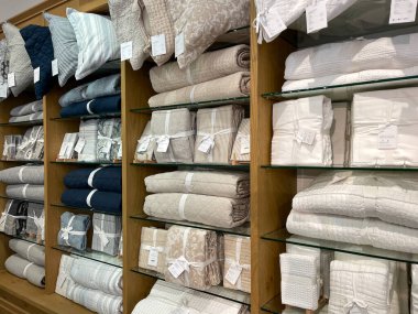 Orlando, FL USA - 25 Nisan 2021: Orlando, Florida 'daki Pottery Barn Perakende Mağazası' nda satılık yatak örtüleri sergisi.