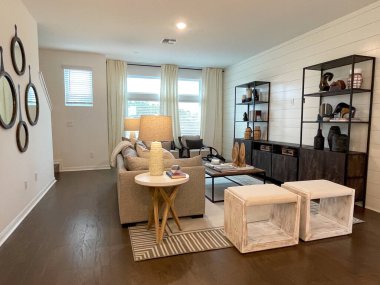 Orlando, FL USA - 6 Şubat 2021: Orlando, Florida 'da bir apartman dairesinde orta yüzyıldan kalma mobilyalarla dolu bir oturma odası.
