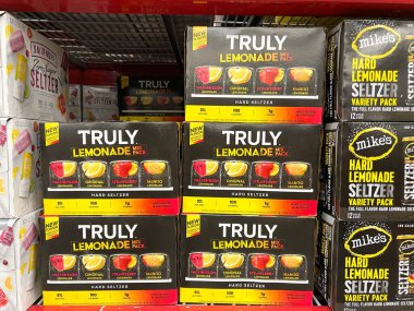 Orlando, FL USA - 4 Kasım 2021: Bir Sams Club marketinde müşterilerin satın almasını bekleyen kutularca Truly Flavored Hard Limonade.