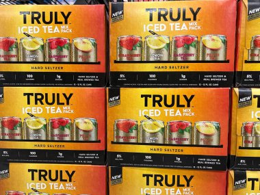 Orlando, FL USA-6 Kasım 2021: Bir Sams Club marketinde müşterilerin satın almasını bekleyen kutularca Truly Flavored Hard Ice Tea.
