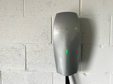 Orlando, FL USA - 4 Kasım 2021: Bir ev Orlando, FL 'de Tesla duvarı yerleştirilmiş şarj ünitesi.