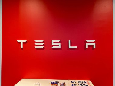 Orlando, FL USA - 5 Kasım 2021: Tesla İşareti Orlando, FL 'deki Tesla bayiliğinin girişinde.