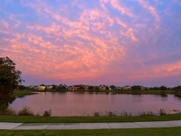 Beautiful Pink Orange Blue Sunset Reflecting Lake Suburban Neighborhood — Stock Photo, Image