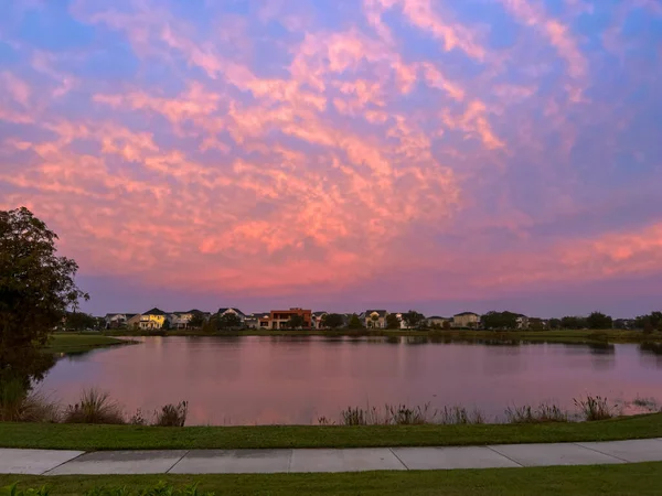 Όμορφο Ροζ Πορτοκαλί Και Μπλε Ηλιοβασίλεμα Που Αντανακλά Μια Λίμνη — Φωτογραφία Αρχείου