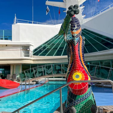 Orlando, FL USA-6 Aralık 2021: Royal Caribbean RCL yolcu gemisi Independence of the Sea in Port Canaveral, Florida.