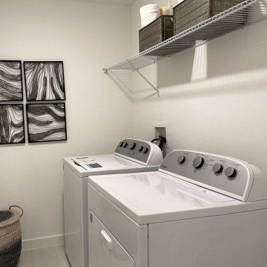 Orlando, FL USA - 6 Şubat 2021: Orlando, Florida 'da bir apartman dairesindeki çamaşırhane.