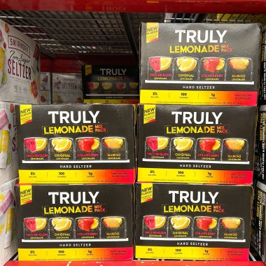 Orlando, FL USA - 4 Kasım 2021: Bir Sams Club marketinde müşterilerin satın almasını bekleyen kutularca Truly Flavored Hard Limonade.
