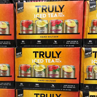 Orlando, FL USA-6 Kasım 2021: Bir Sams Club marketinde müşterilerin satın almasını bekleyen kutularca Truly Flavored Hard Ice Tea.