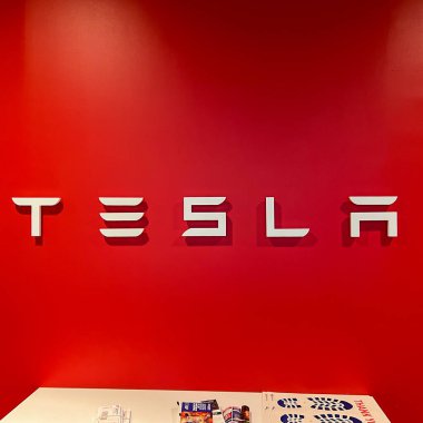 Orlando, FL USA - 5 Kasım 2021: Tesla İşareti Orlando, FL 'deki Tesla bayiliğinin girişinde.