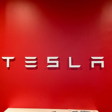 Orlando, FL USA - 5 Kasım 2021: Tesla İşareti Orlando, FL 'deki Tesla bayiliğinin girişinde.