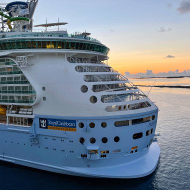 Nassau Bahamas - 15 Eylül 2021: Nassau, Bahamalar 'daki Kraliyet Karayip Gemi Özgürlüğü.