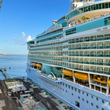 Nassau Bahamas - 15 Eylül 2021: Nassau, Bahamalar 'daki Kraliyet Karayip Gemi Özgürlüğü.