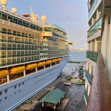 Nassau Bahamas - 15 Eylül 2021: Nassau, Bahamalar 'daki Kraliyet Karayip Gemi Özgürlüğü.