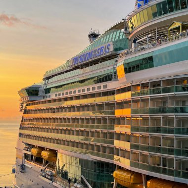 Nassau Bahamas - 15 Eylül 2021: Nassau, Bahamalar 'daki Kraliyet Karayip Gemi Özgürlüğü.