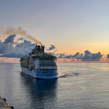 Nassau Bahamas - 15 Eylül 2021: Nassau, Bahamalar 'daki Kraliyet Karayip Gemi Özgürlüğü.