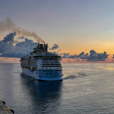 Nassau Bahamas - 15 Eylül 2021: Nassau, Bahamalar 'daki Kraliyet Karayip Gemi Özgürlüğü.