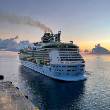 Nassau Bahamas - 15 Eylül 2021: Nassau, Bahamalar 'daki Kraliyet Karayip Gemi Özgürlüğü.