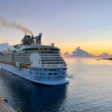 Nassau Bahamas - 15 Eylül 2021: Nassau, Bahamalar 'daki Kraliyet Karayip Gemi Özgürlüğü.