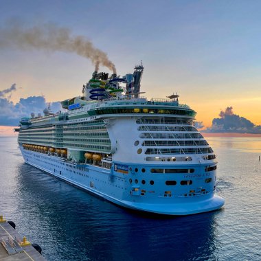 Nassau Bahamas - 15 Eylül 2021: Nassau, Bahamalar 'daki Kraliyet Karayip Gemi Özgürlüğü.