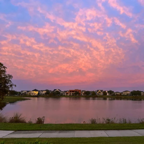 Bellissimo Tramonto Rosa Arancione Blu Che Riflette Lago Quartiere Suburbano — Foto Stock