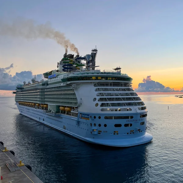 Nassau Bahamas - 15 Eylül 2021: Nassau, Bahamalar 'daki Kraliyet Karayip Gemi Özgürlüğü.