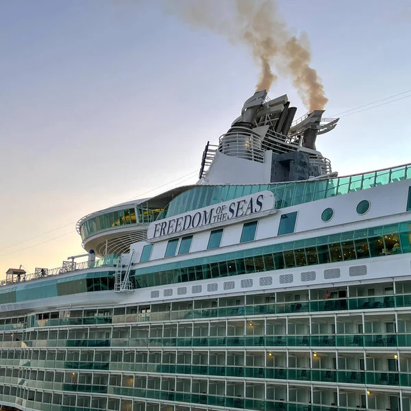 Nassau Bahamas - 15 Eylül 2021: Nassau, Bahamalar 'daki Kraliyet Karayip Gemi Özgürlüğü.