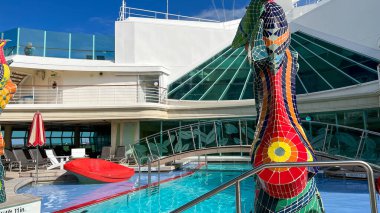 Orlando, FL USA-6 Aralık 2021: Royal Caribbean RCL yolcu gemisi Independence of the Sea in Port Canaveral, Florida.